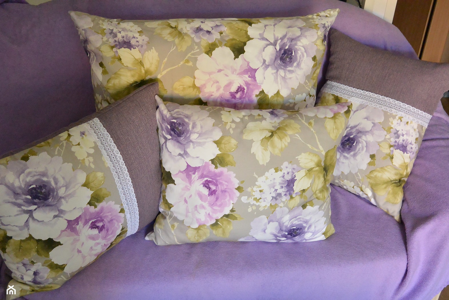 Poduszka dekoracyjna Hand Made!Kwiaty fiolet 2 - zdjęcie od elenor249 - Homebook