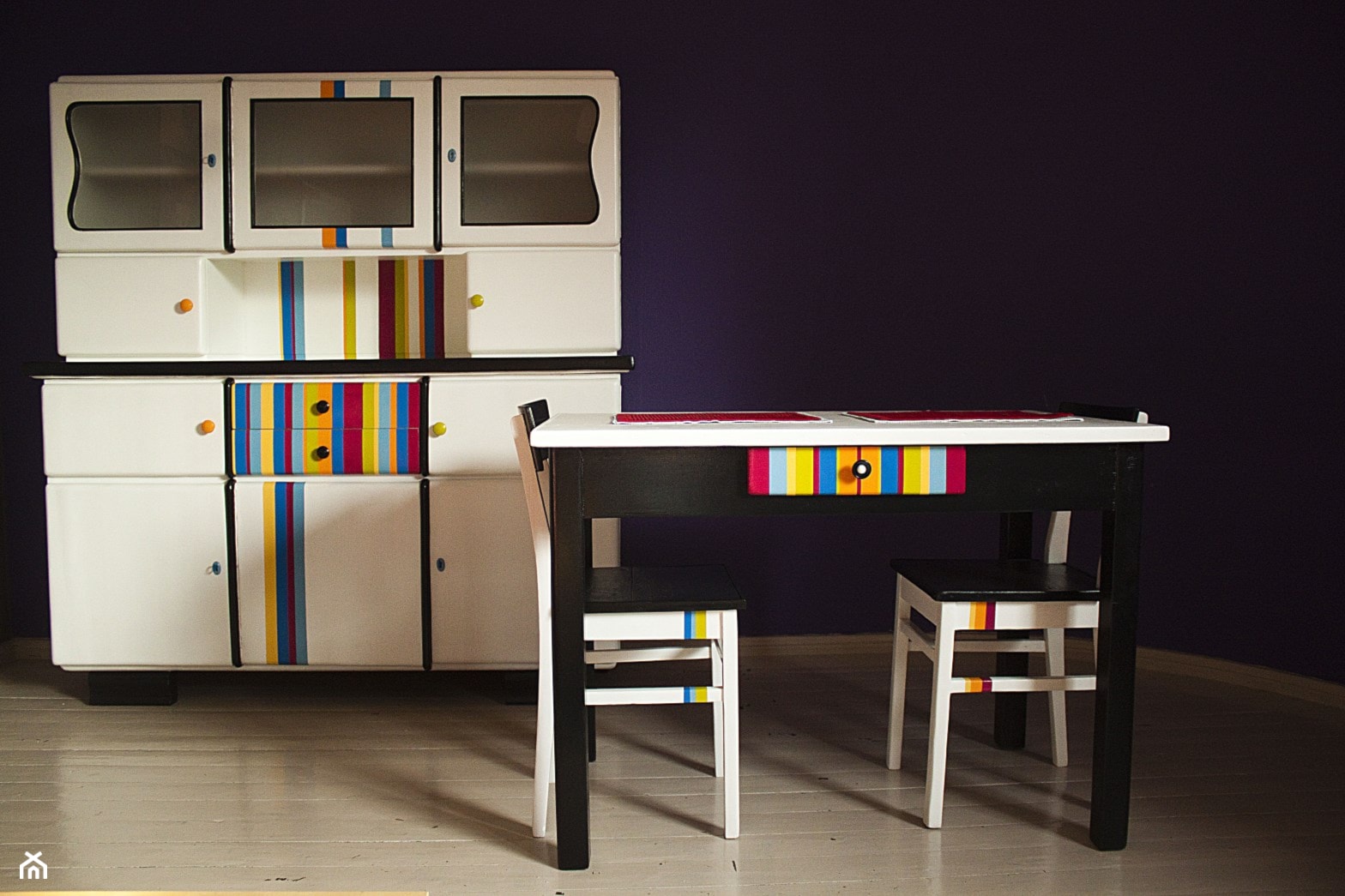 Zestaw kuchenny - kredens, stół i dwa krzesła - zdjęcie od Wyrobki - Homebook
