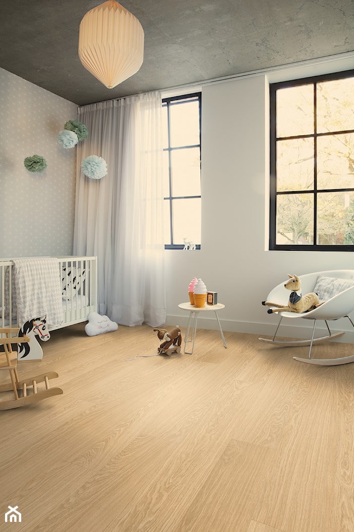 Pokój dziecka - Średni biały szary pokój dziecka dla niemowlaka dla chłopca dla dziewczynki, styl minimalistyczny - zdjęcie od Quick Step - Homebook