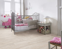 Pokój dziecka - Duży biały pokój dziecka dla niemowlaka dla dziewczynki, styl nowoczesny - zdjęcie od Quick Step - Homebook
