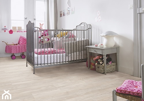 Pokój dziecka - Duży biały pokój dziecka dla niemowlaka dla dziewczynki, styl nowoczesny - zdjęcie od Quick Step