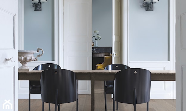 błękitne ściany w jadalni, czarne krzesła