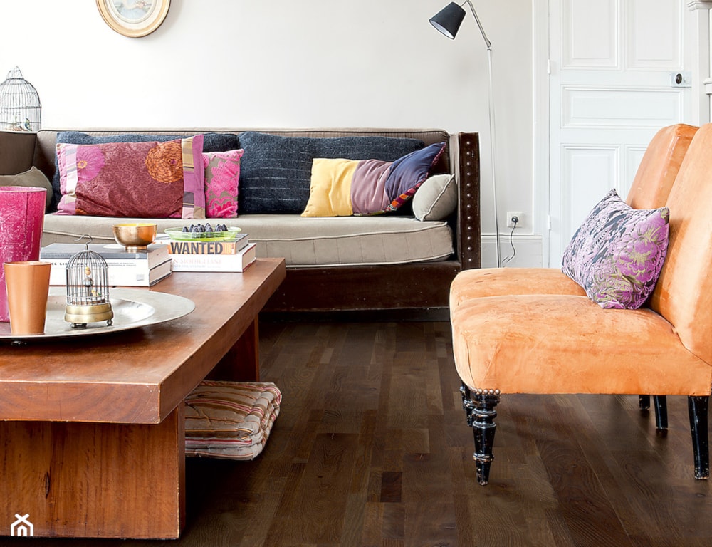 pomarańczowa sofa, drewniany stolik