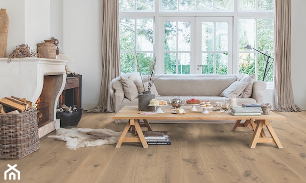 drewniana podłoga w salonie, salon w stylu rustykalnym