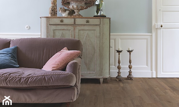 komoda, drewniana podłoga w salonie, fioletowa sofa