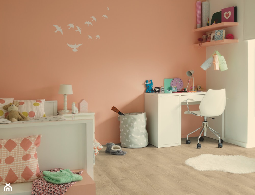 łososiowa ściana w pokoju dziecka, białe meble w pokoju dziecka