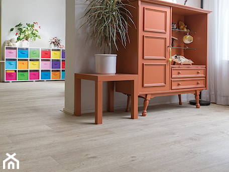 Aranżacje wnętrz - Salon: Podłoga laminowana Impressive - Salon - Quick Step. Przeglądaj, dodawaj i zapisuj najlepsze zdjęcia, pomysły i inspiracje designerskie. W bazie mamy już prawie milion fotografii!