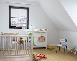 Pokój dziecka - Mały biały pokój dziecka dla niemowlaka dla chłopca dla dziewczynki, styl tradycyjn ... - zdjęcie od Quick Step - Homebook