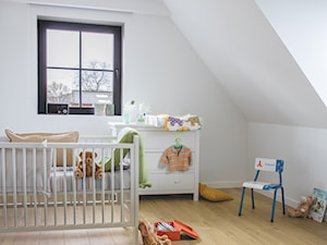 Pokój dziecka - Mały biały pokój dziecka dla niemowlaka dla chłopca dla dziewczynki, styl tradycyjny - zdjęcie od Quick Step