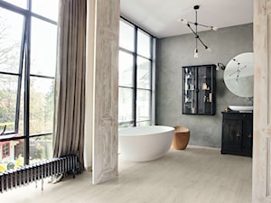 Podłoga laminowana Signature - Duża z lustrem łazienka z oknem, styl nowoczesny - zdjęcie od Quick Step