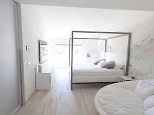 Podłoga drewniana Variano - Duża biała sypialnia - zdjęcie od Quick Step