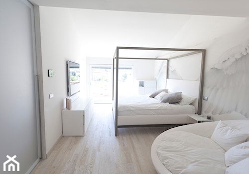 Podłoga drewniana Variano - Duża biała sypialnia - zdjęcie od Quick Step
