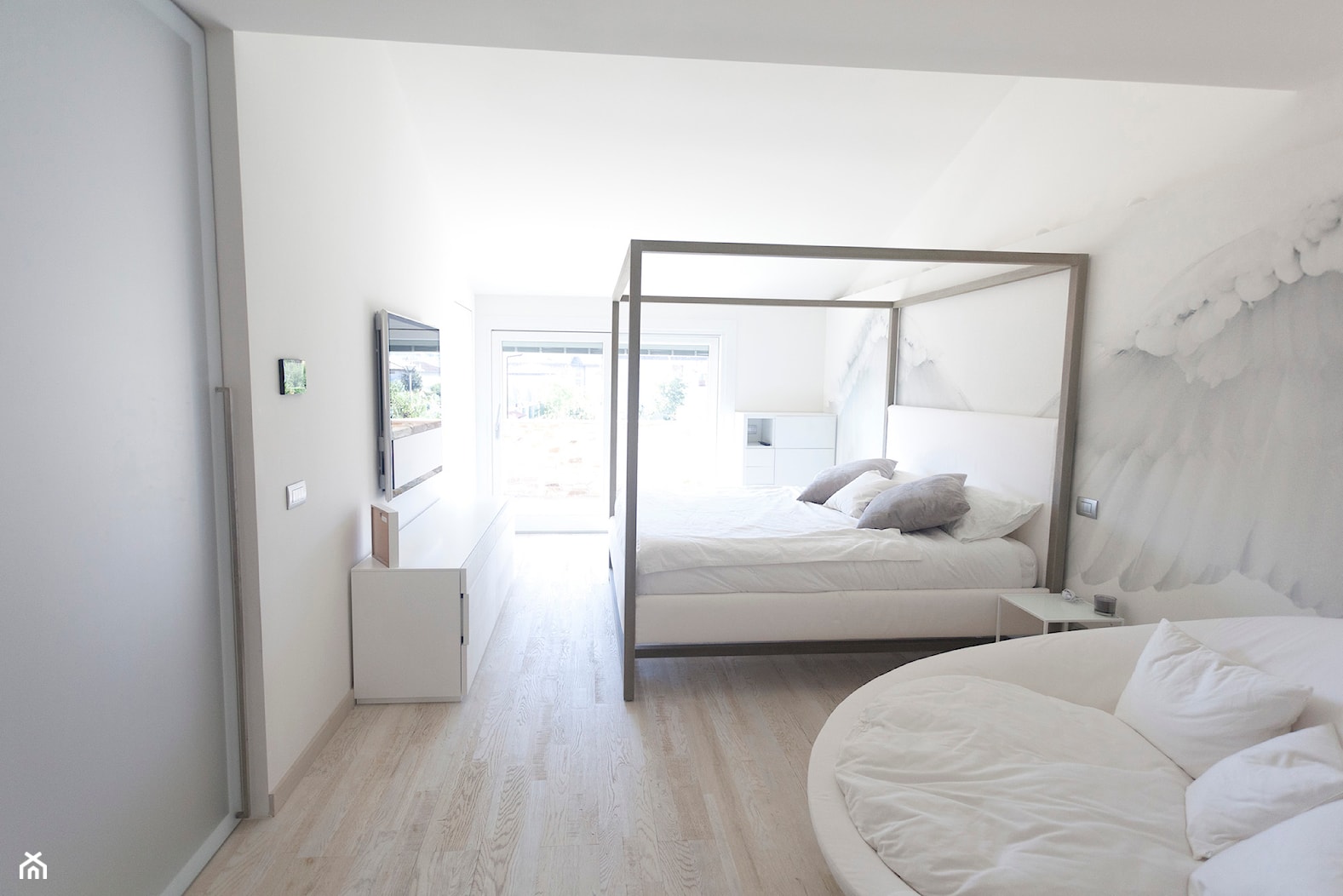 Podłoga drewniana Variano - Duża biała sypialnia - zdjęcie od Quick Step - Homebook