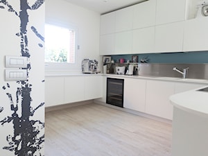 Podłoga drewniana Variano - Duża otwarta z kamiennym blatem biała niebieska z zabudowaną lodówką z lodówką wolnostojącą z nablatowym zlewozmywakiem kuchnia w kształcie litery l z oknem - zdjęcie od Quick Step