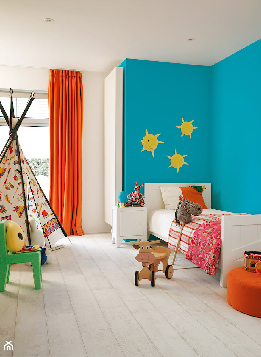 Pokój dziecka - Średni biały niebieski pokój dziecka dla dziecka dla chłopca dla dziewczynki, styl nowoczesny - zdjęcie od Quick Step