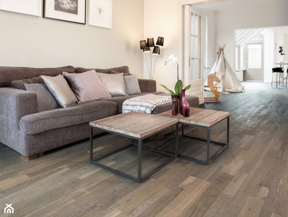 drewniana podłoga w salonie, brązowa sofa
