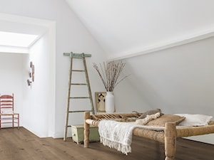 Podłoga drewniana Massimo - Duża biała sypialnia na poddaszu - zdjęcie od Quick Step
