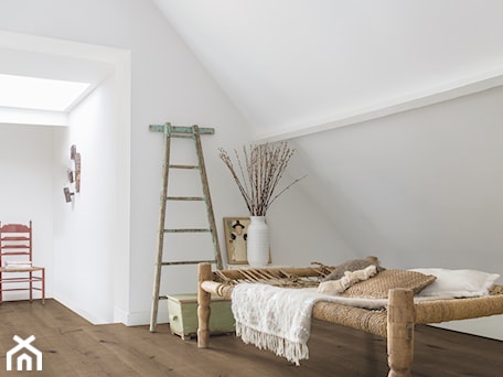 Aranżacje wnętrz - Sypialnia: Podłoga drewniana Massimo - Duża biała sypialnia na poddaszu - Quick Step. Przeglądaj, dodawaj i zapisuj najlepsze zdjęcia, pomysły i inspiracje designerskie. W bazie mamy już prawie milion fotografii!