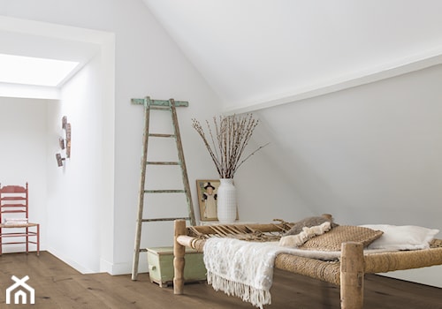 Podłoga drewniana Massimo - Duża biała sypialnia na poddaszu - zdjęcie od Quick Step