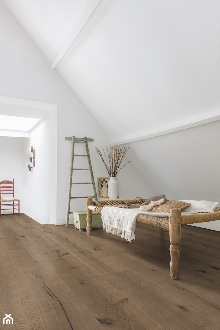 Podłoga drewniana Massimo - Duża biała sypialnia na poddaszu - zdjęcie od Quick Step - Homebook