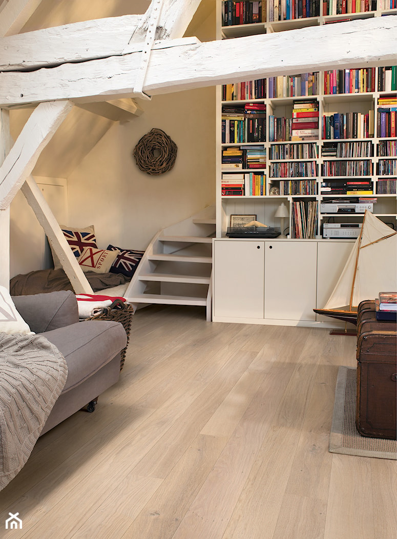 Podłoga drewniana Compact - Mały biały salon z bibiloteczką - zdjęcie od Quick Step - Homebook
