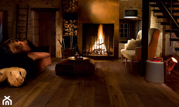 ciemna drewniana podłoga w salonie z kominkiem
