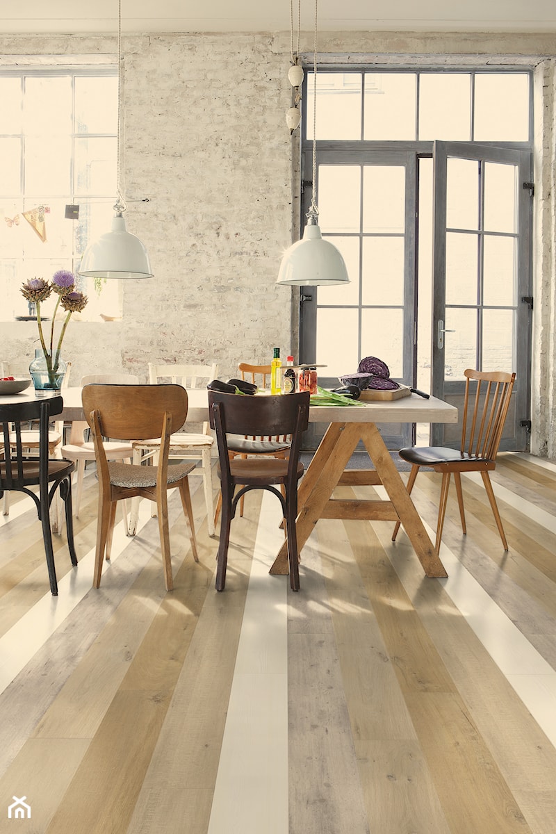 Podłoga laminowana Impressive - Duża beżowa jadalnia jako osobne pomieszczenie - zdjęcie od Quick Step