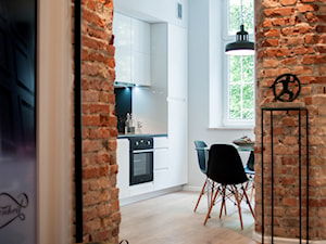 Kamienica G.D. Fehrenheit - Mała otwarta biała z okapem kuchnia jednorzędowa z oknem, styl industrialny - zdjęcie od Arkadiusz Grzędzicki projektowanie wnętrz
