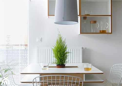 Domowe zacisze - Mała biała jadalnia jako osobne pomieszczenie, styl skandynawski - zdjęcie od DelaBartman