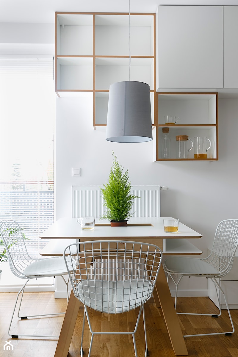 Domowe zacisze - Mała biała jadalnia jako osobne pomieszczenie, styl skandynawski - zdjęcie od DelaBartman