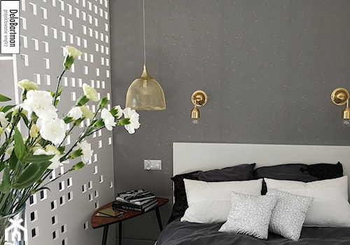 Kawalerka - szarość ze złotą miką - Średnia biała szara z panelami tapicerowanymi sypialnia, styl nowoczesny - zdjęcie od DelaBartman