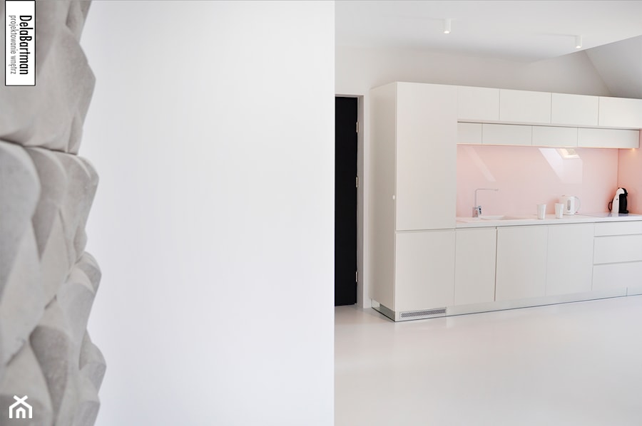 Apartament do wynajęcia Oświęcim II - Biała z zabudowaną lodówką z podblatowym zlewozmywakiem kuchnia jednorzędowa z kompozytem na ścianie nad blatem kuchennym, styl minimalistyczny - zdjęcie od DelaBartman