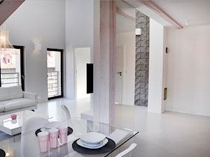 Apartament do wynajęcia Oświęcim II - Duży biały szary salon z jadalnią z tarasem / balkonem, styl minimalistyczny - zdjęcie od DelaBartman