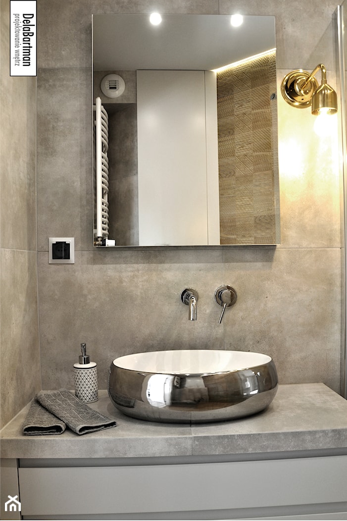 Kawalerka - szarość ze złotą miką - Bez okna z punktowym oświetleniem łazienka, styl nowoczesny - zdjęcie od DelaBartman - Homebook