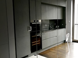 Apartmanet w Krakowie - Średnia otwarta biała z zabudowaną lodówką z podblatowym zlewozmywakiem kuchnia jednorzędowa, styl minimalistyczny - zdjęcie od DelaBartman