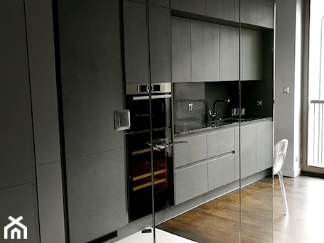 Aranżacje wnętrz - Kuchnia: Apartmanet w Krakowie - Średnia otwarta biała z zabudowaną lodówką z podblatowym zlewozmywakiem kuchnia jednorzędowa, styl minimalistyczny - DelaBartman. Przeglądaj, dodawaj i zapisuj najlepsze zdjęcia, pomysły i inspiracje designerskie. W bazie mamy już prawie milion fotografii!