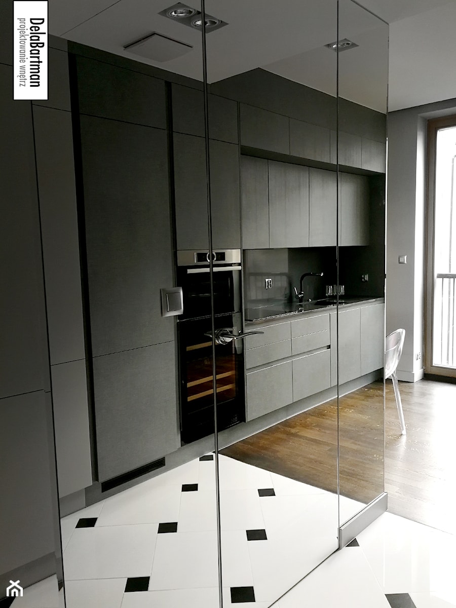 Apartmanet w Krakowie - Średnia otwarta biała z zabudowaną lodówką z podblatowym zlewozmywakiem kuchnia jednorzędowa, styl minimalistyczny - zdjęcie od DelaBartman