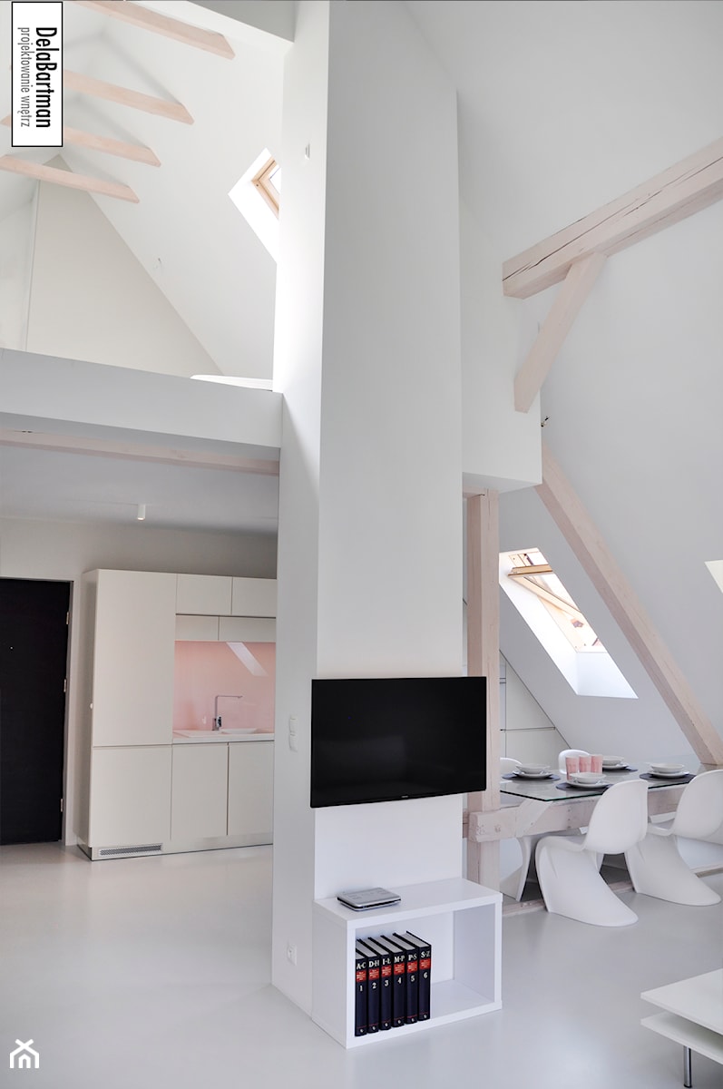 Apartament do wynajęcia Oświęcim II - Mała otwarta z salonem biała z zabudowaną lodówką z nablatowym zlewozmywakiem kuchnia jednorzędowa z kompozytem na ścianie nad blatem kuchennym, styl minimalistyczny - zdjęcie od DelaBartman