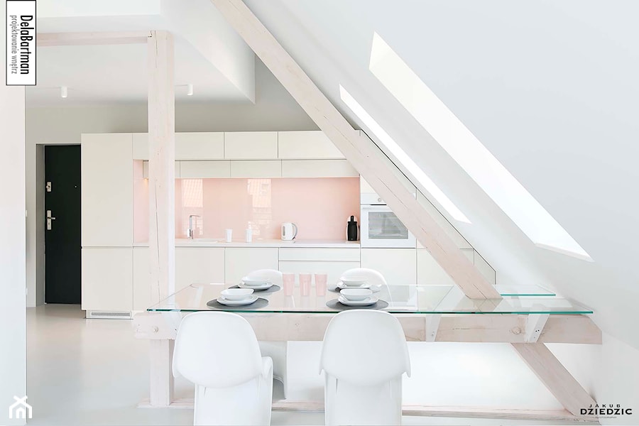 Apartament do wynajęcia Oświęcim II - Mała z salonem biała z zabudowaną lodówką z podblatowym zlewozmywakiem kuchnia jednorzędowa, styl minimalistyczny - zdjęcie od DelaBartman