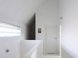 Dom pozornie prosty | Bojano - Hol / przedpokój, styl minimalistyczny - zdjęcie od PRACOWNIA 111