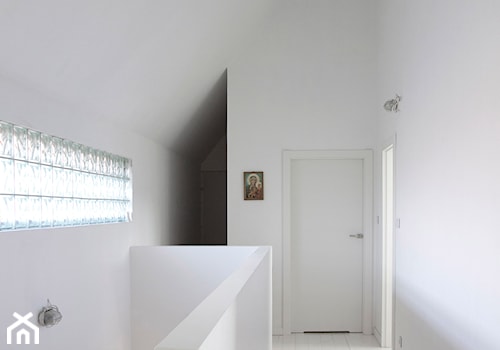 Dom pozornie prosty | Bojano - Hol / przedpokój, styl minimalistyczny - zdjęcie od PRACOWNIA 111