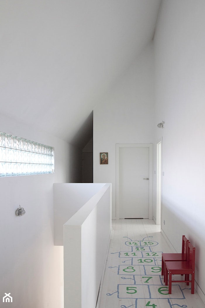 Dom pozornie prosty | Bojano - Hol / przedpokój, styl minimalistyczny - zdjęcie od PRACOWNIA 111 - Homebook