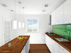 Drewno w kuchni - Średnia zamknięta biała z zabudowaną lodówką z nablatowym zlewozmywakiem kuchnia jednorzędowa z wyspą lub półwyspem z oknem, styl nowoczesny - zdjęcie od MACIŃSKA ARCHITEKCI