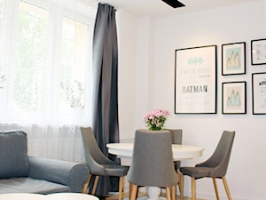 Zdjęcia z metamorfozy mieszkania 36m2 w Warszawie - Mała biała jadalnia w salonie, styl skandynawski - zdjęcie od Voight Interiors
