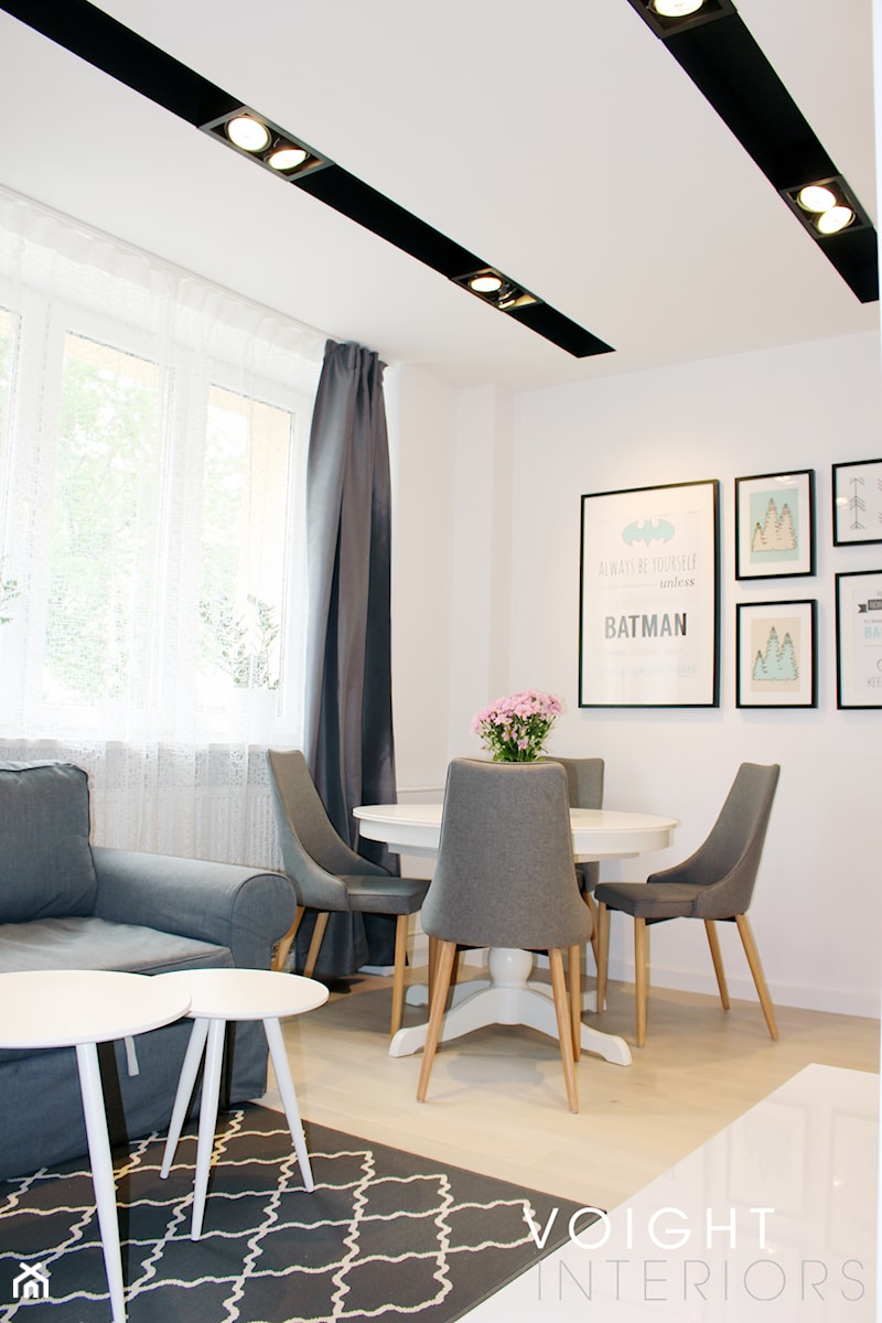 Zdjęcia z metamorfozy mieszkania 36m2 w Warszawie - Mała biała jadalnia w salonie, styl skandynawski - zdjęcie od Voight Interiors