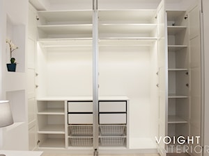 Zdjęcia z metamorfozy mieszkania 36m2 w Warszawie - Mała garderoba przy sypialni, styl skandynawski - zdjęcie od Voight Interiors