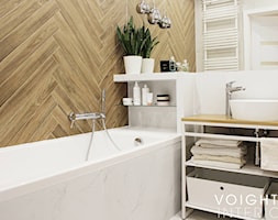 Łazienka z płytkami imitującymi drewno w jodełkę - Mała bez okna z lustrem z marmurową podłogą łazie ... - zdjęcie od Voight Interiors - Homebook