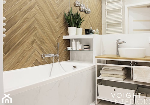 Łazienka z płytkami imitującymi drewno w jodełkę - Mała bez okna z lustrem z marmurową podłogą łazienka, styl skandynawski - zdjęcie od Voight Interiors