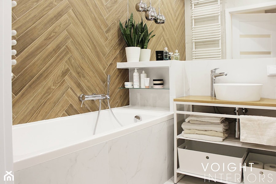Łazienka z płytkami imitującymi drewno w jodełkę - Mała bez okna z lustrem z marmurową podłogą łazienka, styl skandynawski - zdjęcie od Voight Interiors