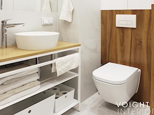 Łazienka z płytkami imitującymi drewno w jodełkę - Mała bez okna z lustrem łazienka, styl skandynawski - zdjęcie od Voight Interiors